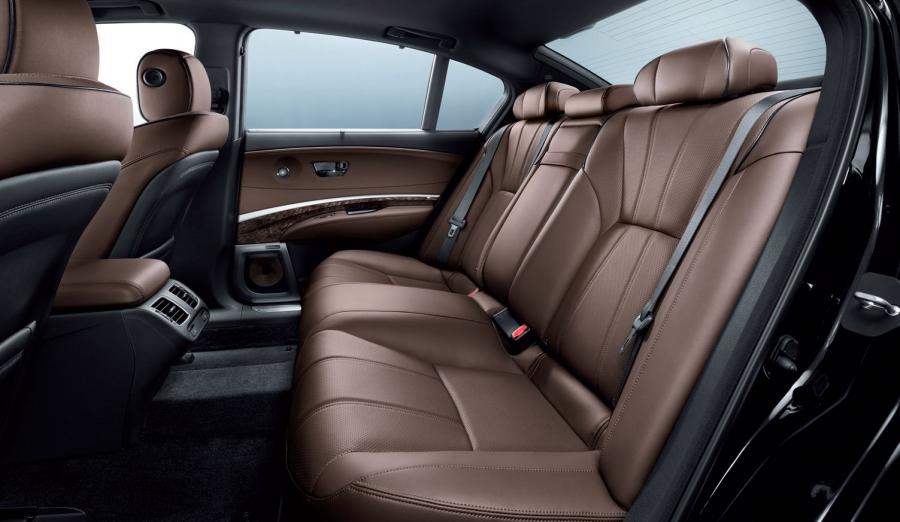 Интерьер Honda Legend Hybrid 2017 года  (фото 10 из 16)